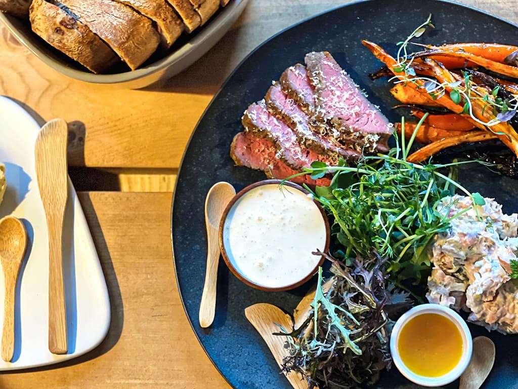 Bjaaland Bygderestaurant: Award-Winning Local Cuisine in Historic Surroundings