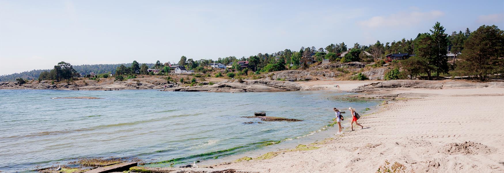 2 barn ved sandstrand på Rognstrand