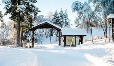 The driveway to Groven Camping & Hyttegrend in winter