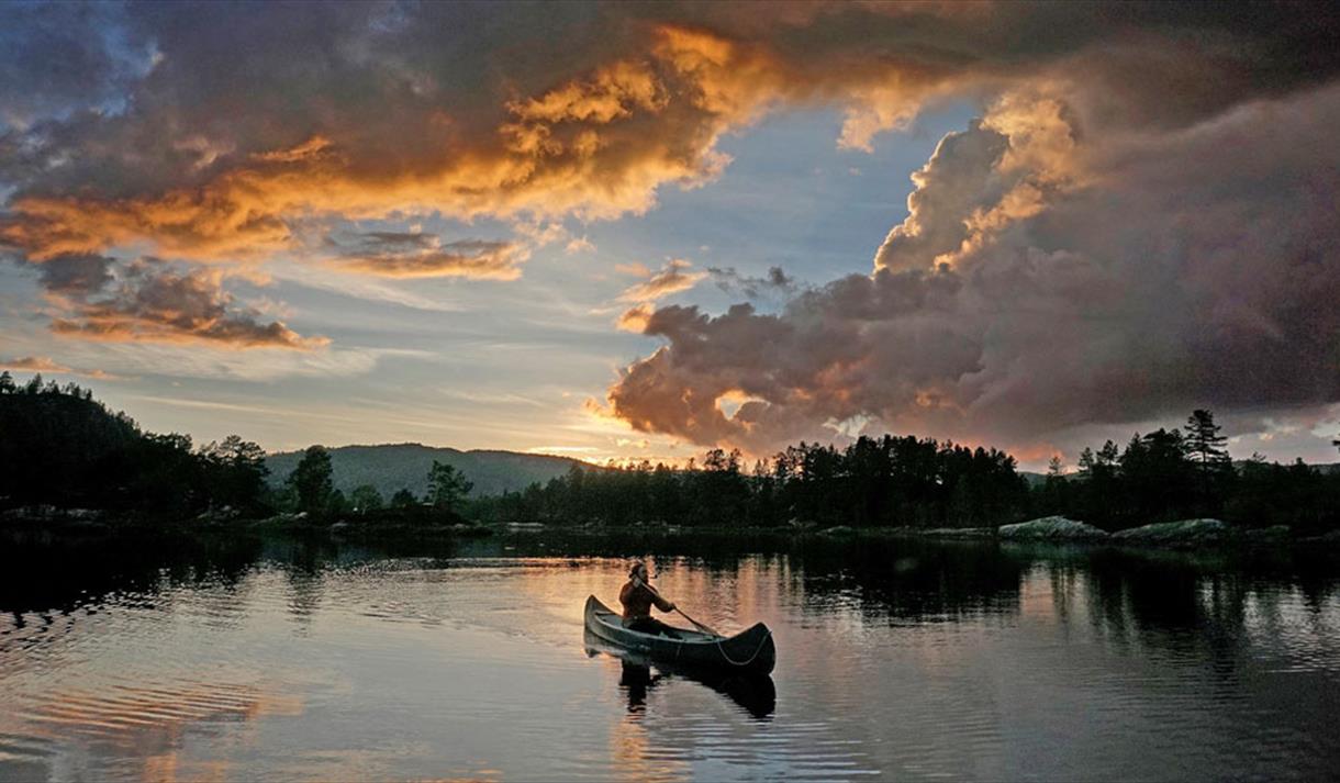 man paddling in a canoe at Fiskebusøylen