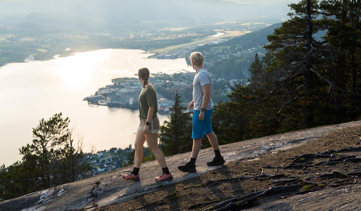 couple enjoying the view from the top of Eikeskartoppen