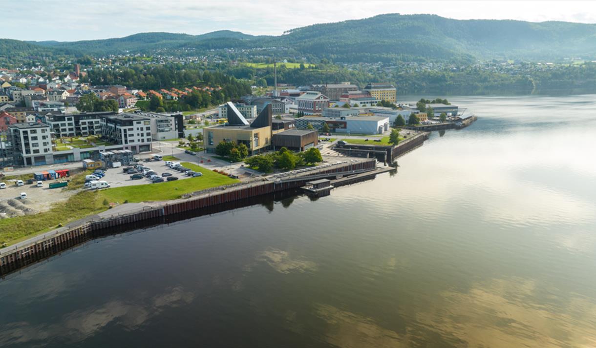 The industrial promenade along lake Heddalsvannet