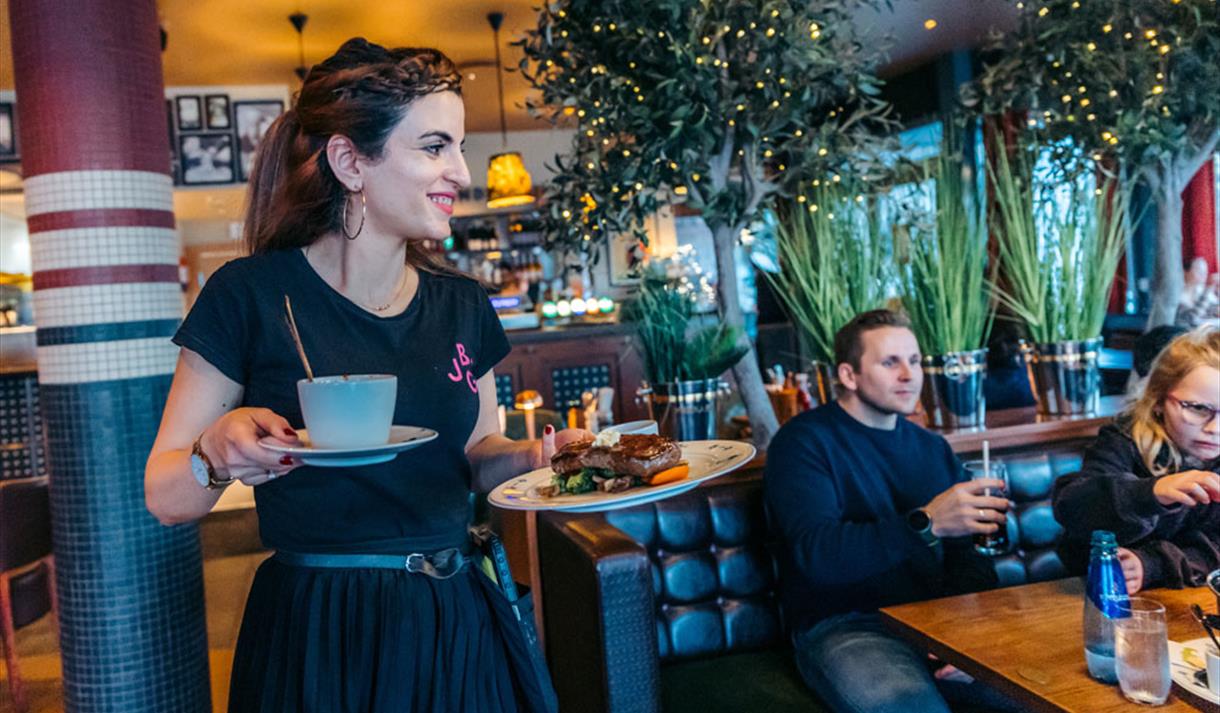 waitress at Jonas B Gundersen in Porsgrunn with food