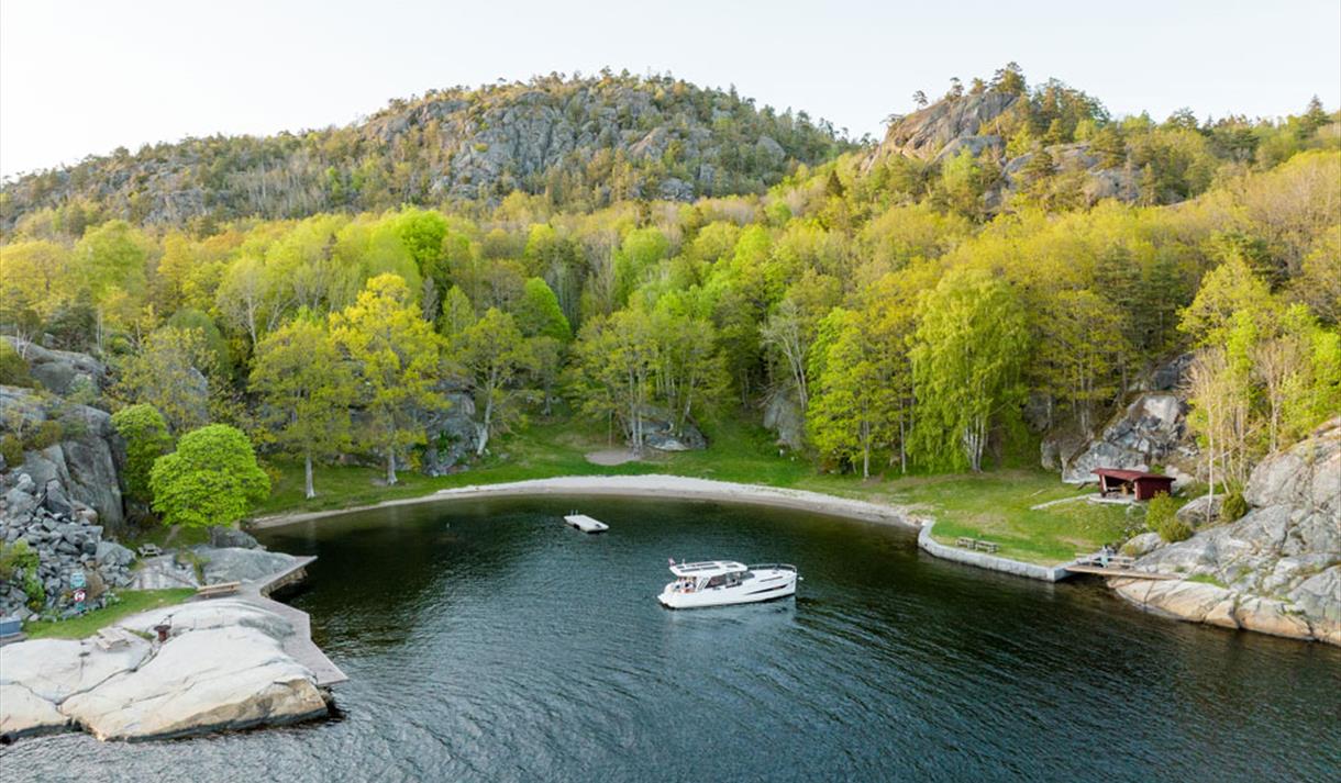 boat from Canal Boats Telemark is located in a bay