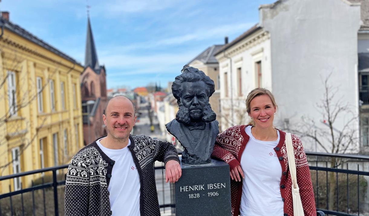 Henrik and Linnea from Telemark Museum at Henrik Ibsen bust