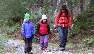 mother with children walks Hanakamjuvet
