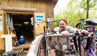 "Sykkelknut" is repairing bicycles