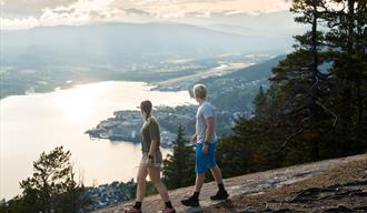couple enjoying the view from the top of Eikeskartoppen