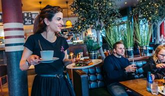 waitress at Jonas B Gundersen in Porsgrunn with food