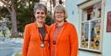2 ladies in clothes from Fyresdal Manufaktur & Leiker
Lagre oversettelsen
