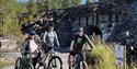 3 cyclists in front of a bridge on the cycle path "culture round" in Drangedal
