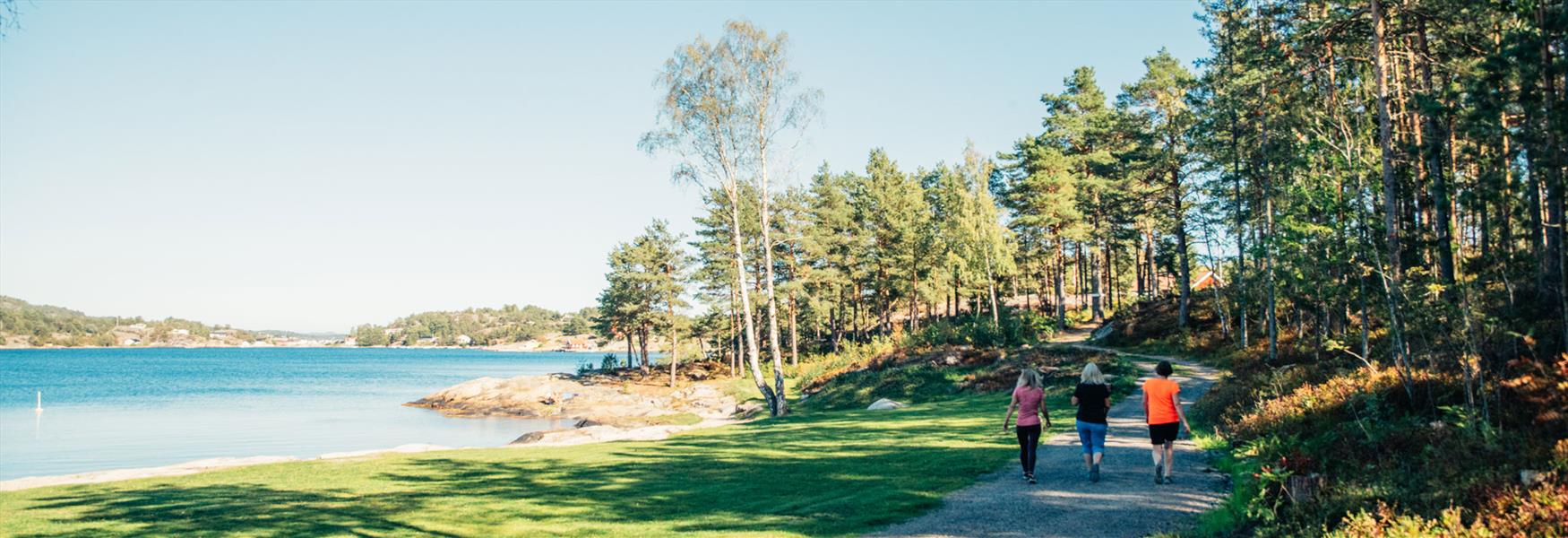 3 ladies walk the coastal path at Sjøterrassen in Bamble