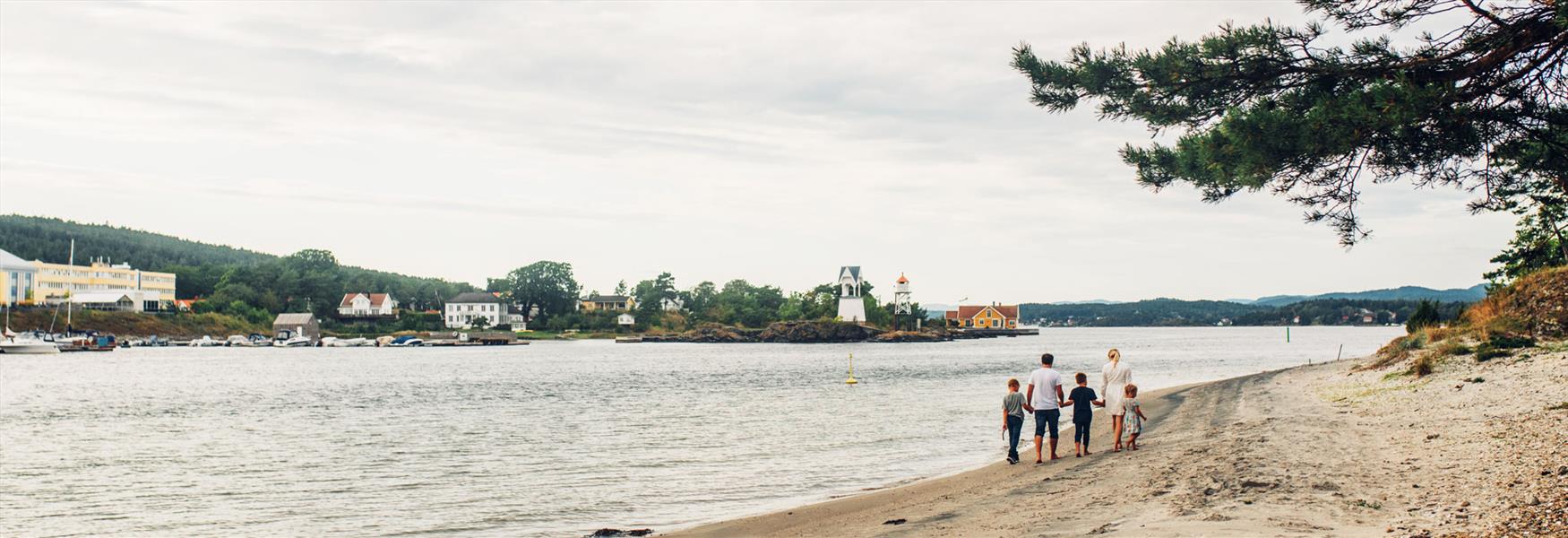 the family walks along the beach on Langøya