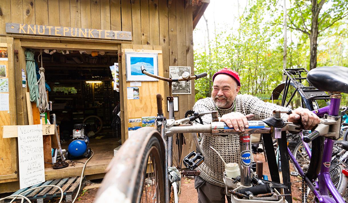 "Sykkelknut" is repairing bicycles