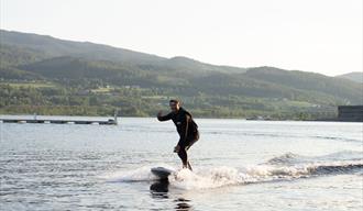 man on an electric surfboard from Notodden Experiences