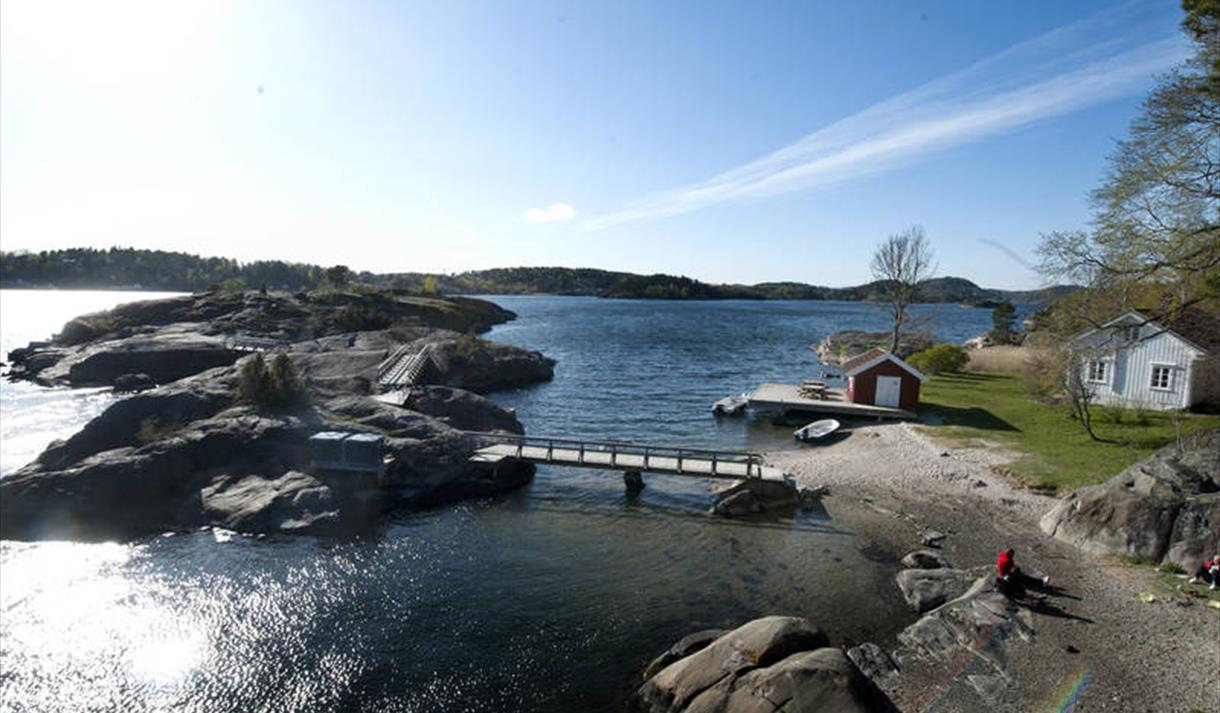 Svaberg and bathing beach at Sildevika