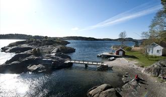 Svaberg and bathing beach at Sildevika