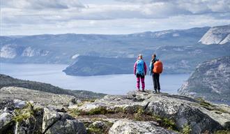 2 ladies enjoy the view of vråvatn from venelifjell in Vrådal