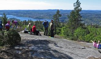 hikers who enjoy the view from Valås