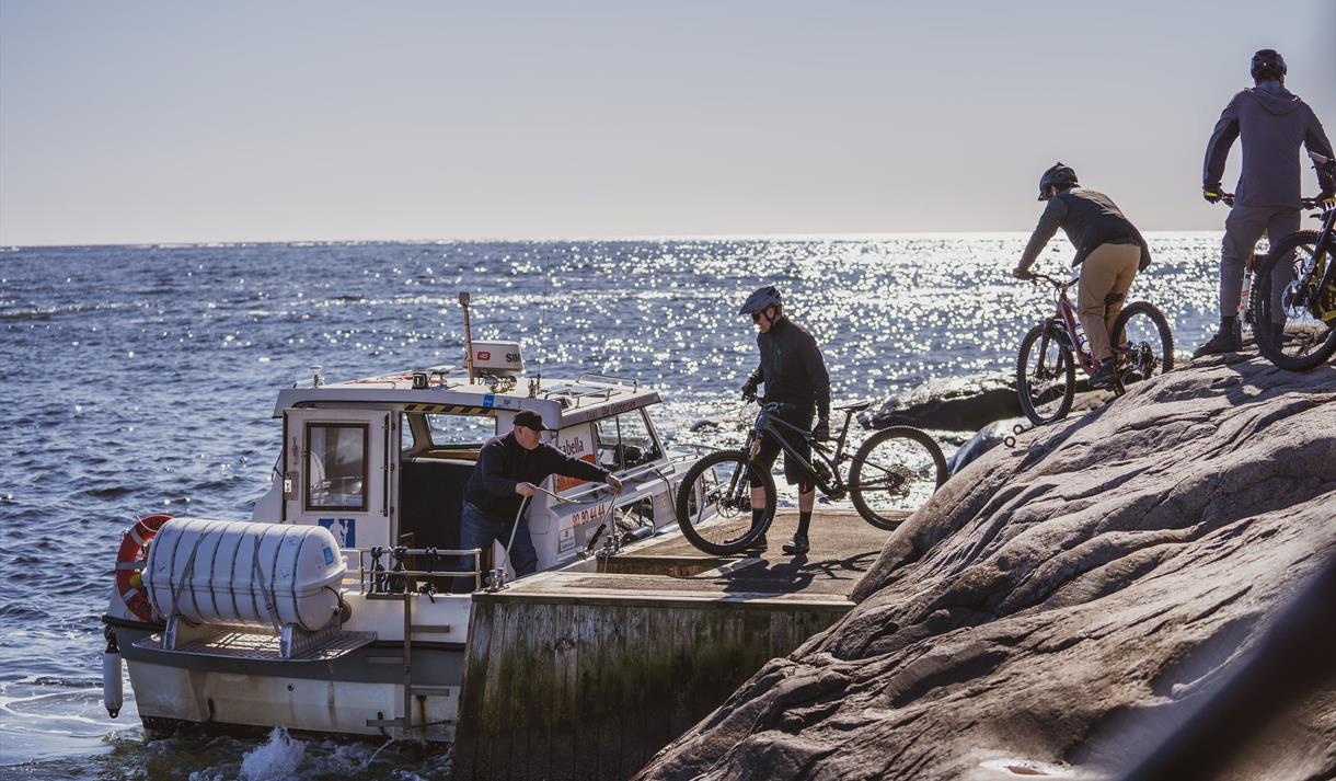 group of cyclists going on board the Kragerø Taxiboat